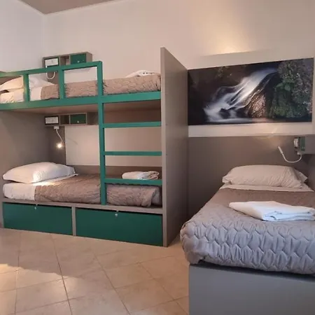 Giovane Europa Di Albergue Trento