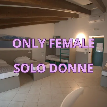 Giovane Europa Di Hostal Trento